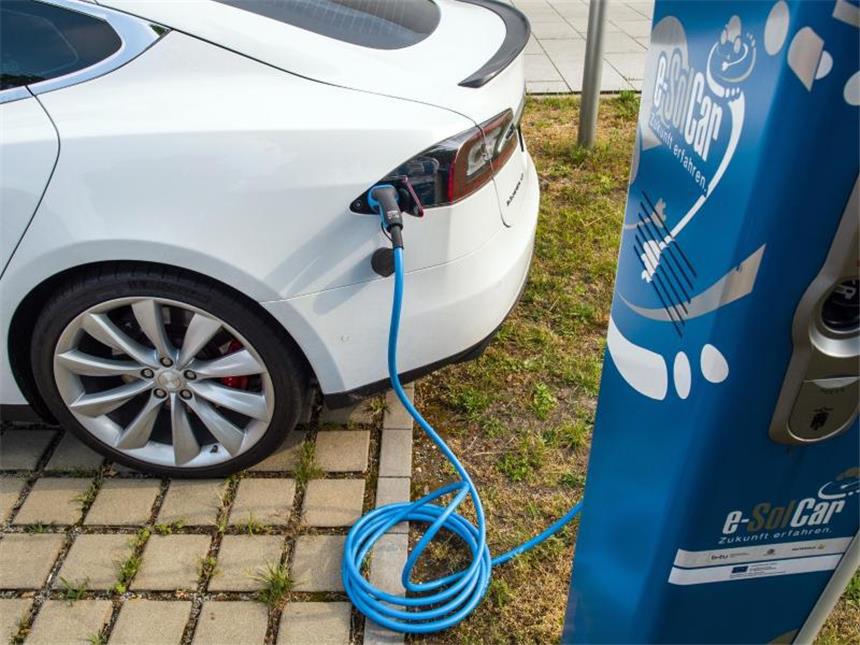 Mehr Stromtankstellen für E-Autos Ein Elektroauto an einer Stromtankstelle: E-Autos sind weiterhin Ladenhüter. Foto: Patrick Pleul