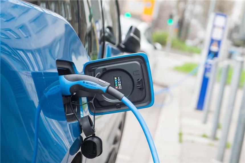 NRW fördert Kommunen bei E-Autos und Ladesäulen Ein Elektroauto lädt an einer Stromtankstelle. Foto: Lino Mirgeler/Archiv