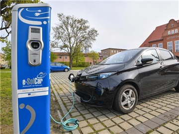 Ein Elektroauto vom Typ Renault Zoe lädt an einer Ladesäule in Cottbus. Foto: Patrick Pleul/Symbolbild