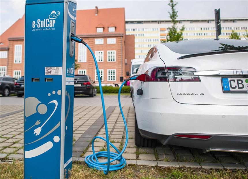 Netz der Ladepunkte für Elektroautos wächst Ein Elektrofahrzeug der Marke "Tesla" vom Typ "Model S" wird am 01.06.2016 an einer Stromtankstelle in Cottbus (Brandenburg) aufgeladen. Nach jahrelangem Stocken kommt der Ausbau von Stromladesäulen für Elektroautos in Fahrt. Allein seit Mitte März 2016 wurden der Bundesnetzagentur 1900 neue öffentliche Ladepunkte gemeldet, wie die Behörde am Dienstag (18.04.2017) mitteilte.