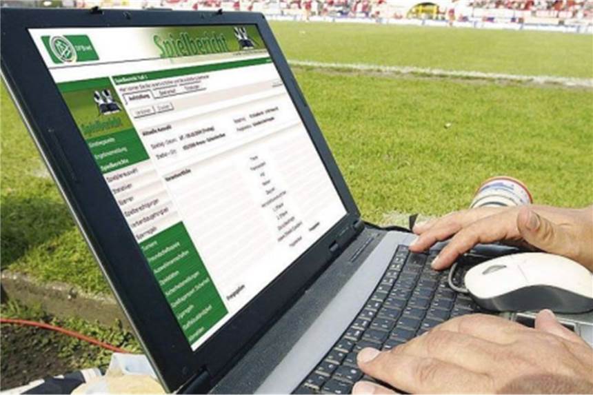 Castrop-Rauxeler Clubs haben Probleme mit Ergebnisdienst fussball.de Ein elektronischer Spielbericht wird am PC eingegeben.