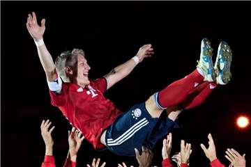 Ein emotionaler Abend für Bastian Schweinsteiger, der nach dem Spiel gefeiert wird. Foto: Sven Hoppe