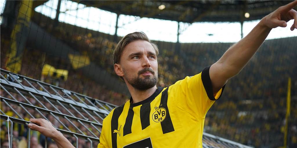 So lief der Partyabend für Schmelzer und Zorc - BVB-Abschiedsspiel geplant Marcel Schmelzer auf dem Zaun vor der Südtribüne.