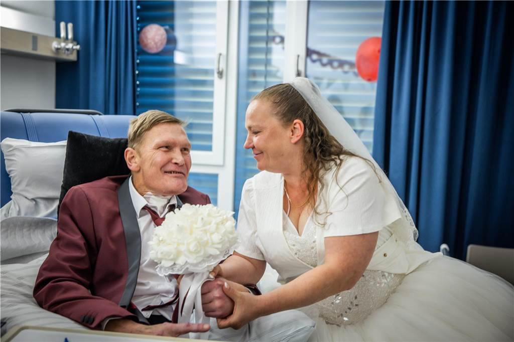 Dirk und Rosi heiraten im Klinikum nach Koma und zwei Wiederbelebungen Das Ehepaar Waskönig schaut sich verliebt an.