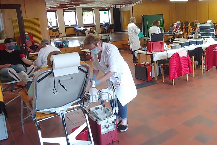 Legdener nehmen lange Wartezeiten in Kauf, um Blut zu spenden Ein Entnahmeteam war diesmal beim DRK-Blutspendetermin im Einsatz. So gab es viel Platz, um Abstand einzuhalten.
