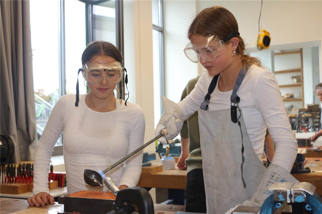 Nach dem Umweltpreis: Technikkurs an der Herta startet nächstes Projekt Zwei Schülerinnen gießen Zinn