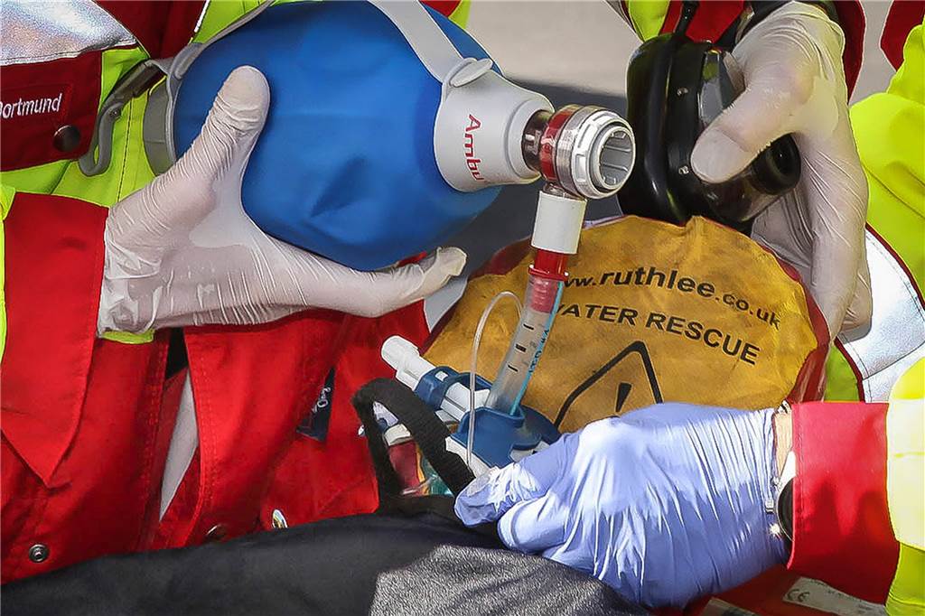 So viel verdient man bei der Stadt Dortmund – vom Oberbürgermeister bis zum Azubi Ein erfahrener Notfallsanitäter der Feuerwehr, verheiratet und zwei Kinder, erhält mit Zulagen monatlich 4430 Euro.