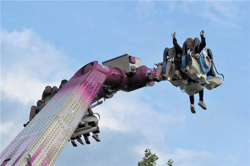 Viele Fotos: „Kirmes light“ ist am Wochenende der Treffpunkt für die Ahauser Ein erfolgreiches Debüt feierte die neue Krimesattraktion "Rock & Roll", welche zum allersten Mal zu Gast auf dem Ahauser Kirmesplatz ist.