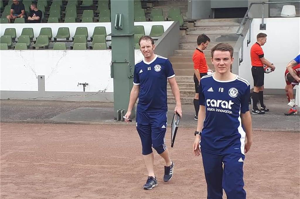 Schwerter Fußballer (27): Frühes Karriereende, jetzt Lehrgang mit Sandro Wagner Ein erfolgreiches und eingespieltes Trainerduo: Florian Bartel (re.) und sein Cheftrainer Axel Schmeing sind bis zur Saisonunterbrechung mit sechs Siegen in die Oberliga gestartet.