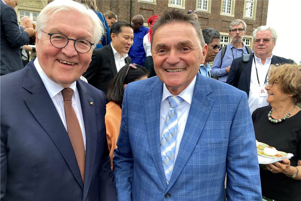 Steinmeier auf Schloss Nordkirchen : Viele Bilder vom großen Staatsbesuch Ein Erinnerungsfoto vom Nordkirchener Bürgermeister Dietmar Bergmann (rechts) und dem Bundespräsidenten Frank-Walter Steinmeier durfte auch nicht fehlen.