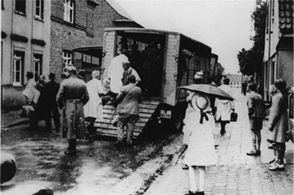 Holocaust-Ausstellung in der Synagoge Bork zeigt: Unter den Tätern waren auch Nachbarn Ein erschütterndes Fotodokument: Schaulustige sehen zu, wie die Polizei Juden zur Deportation auf Lastwagen verlädt, wie etwa hier in Kerpen im Jahr 1942.