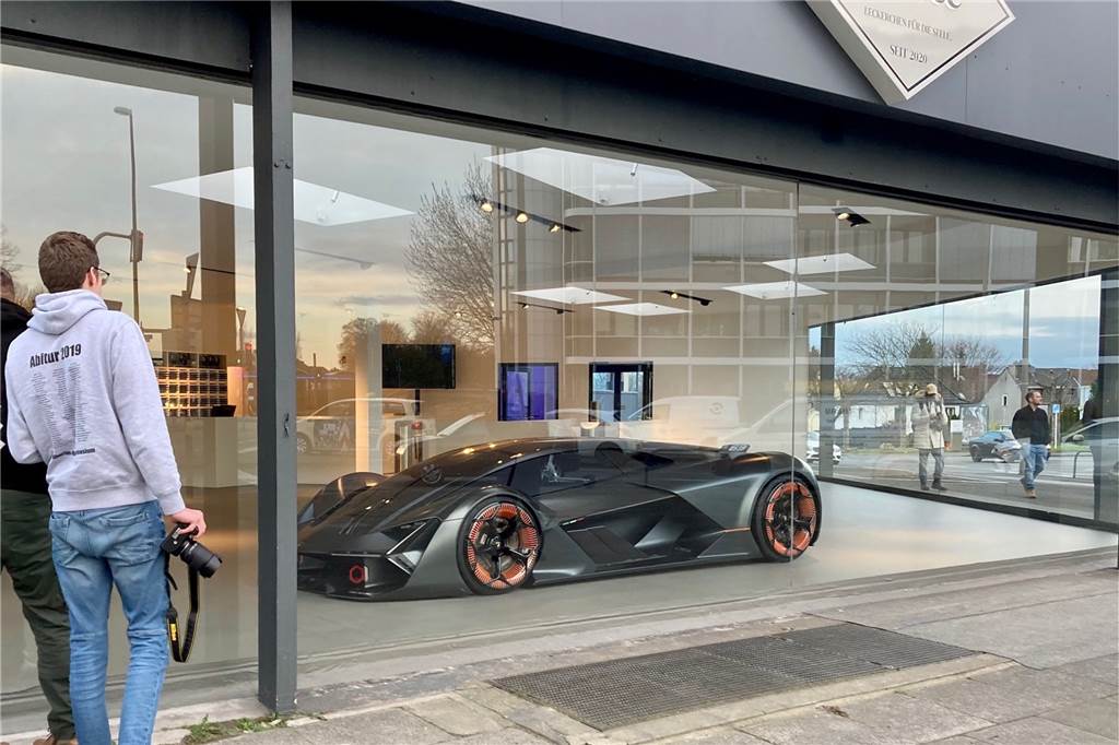 Automuseum von JP Kraemer zieht Besucher schon vor der Eröffnung an Ein erstes Ausstellungsstück im Schauraum des Musuems, ein Lamborghini, zieht schon jetzt Autofans an.