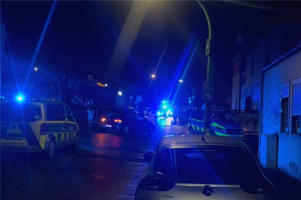 19-Jähriger stürzt metertief nach Prügelei: Was im „Rush Hour“ geschah Ein Ersthelfer und die Polizei kümmerten sich zunächst um den schwer verletzten Mann. Danach übernahm der Rettungsdienst.