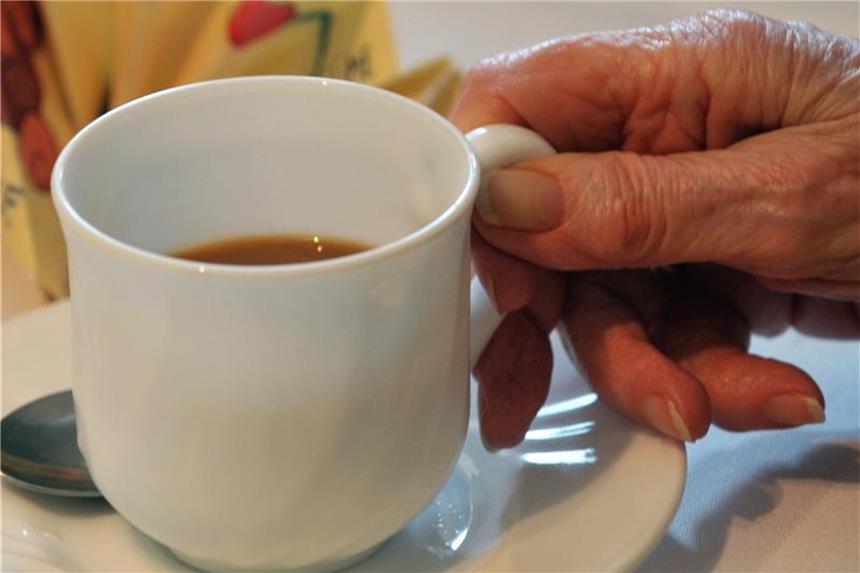 Entspannungstechniken helfen bei essenziellem Tremor Ein essentieller Tremor tritt auf wenn der Betroffene etwas in den Händen hält, zum Beispiel eine Kaffeetasse. Nervosität kann das Zittern verstärken. Foto: Hendrik Schmidt