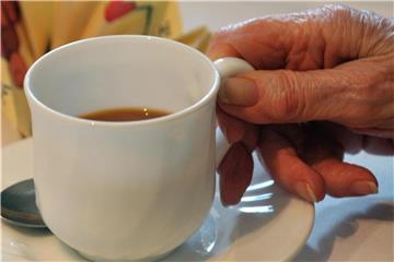 Ein essentieller Tremor tritt auf wenn der Betroffene etwas in den Händen hält, zum Beispiel eine Kaffeetasse. Nervosität kann das Zittern verstärken. Foto: Hendrik Schmidt