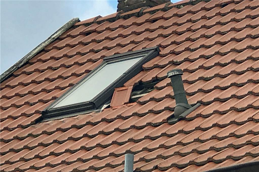 Gammelhaus an Südmauer 27: In der Rückwand klafft ein großes Loch, Plane ist zerrissen Ein etwas älterer Sturmschaden zeigt sich an dem Dachschrägenfenster. Einige Dachziegel sind verrutscht.