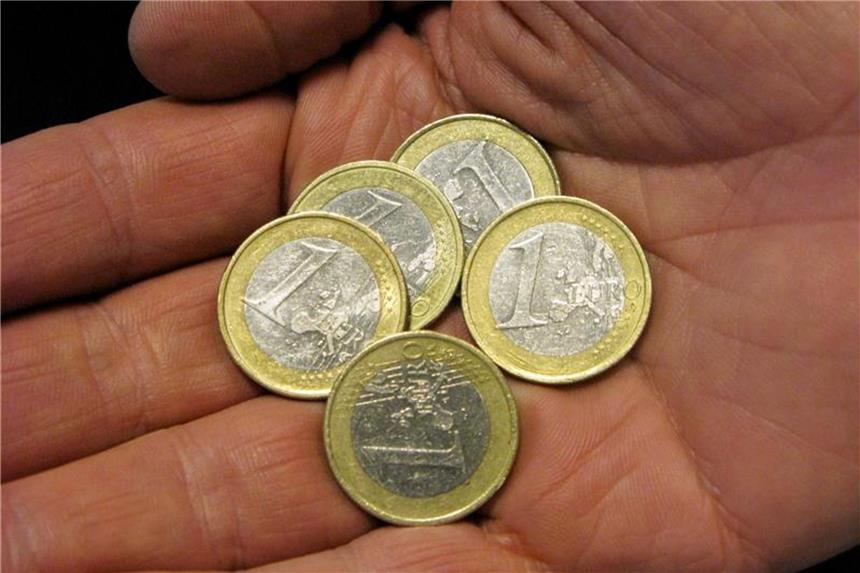 Feuerwehr: Kommunale Einsparungen gefährden Leben Ein-Euro-Stücke liegen in einer Hand. Foto: Franz-Peter Tschauner/Archiv