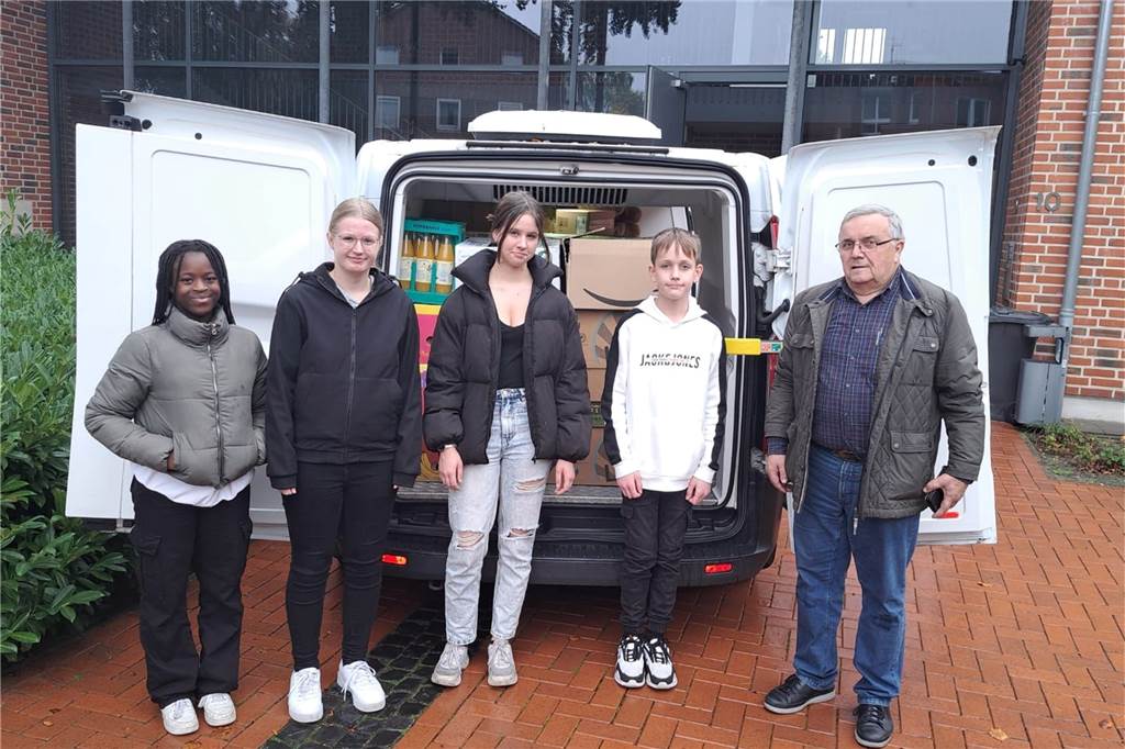 Heeker Firmbewerber sammeln „Riesenschatz“ für Ahauser Tafel Ein Fahrer der Ahauser Tafel hat am Samstag die vielen Spenden im Kreuzzentrum abgeholt.