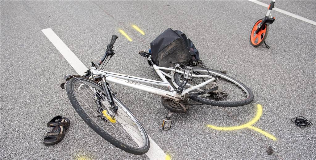 Ins Krankenhaus: Radfahrer wurden in Dorsten bei Unfällen verletzt Ein Fahrrad liegt nach einem Verkehrsunfall auf der Straße