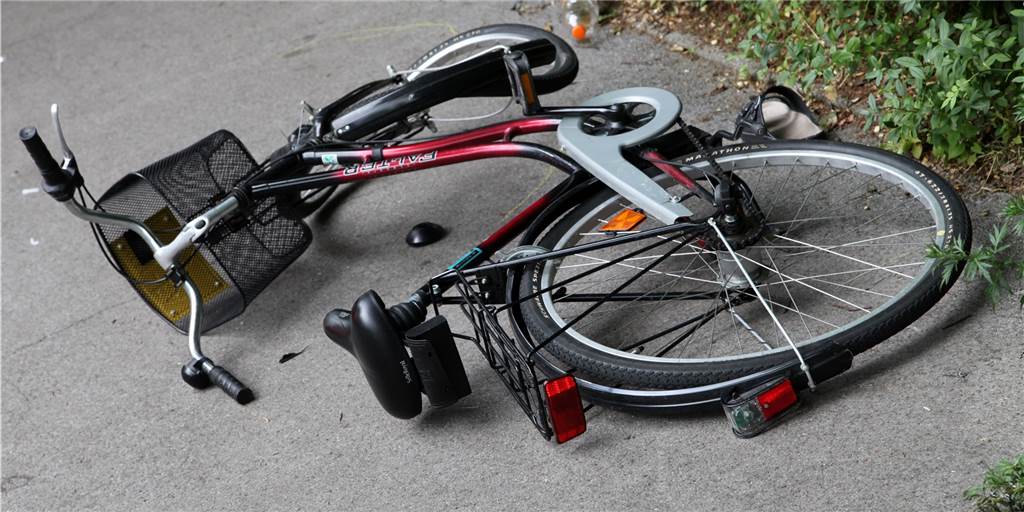 Notärztin leistet E-Bikerin nach Unfall in Lünen Erste Hilfe Ein Fahrradfahrerin kam bei dem Unfall auf der Borker Straße in Lünen zu Fall.