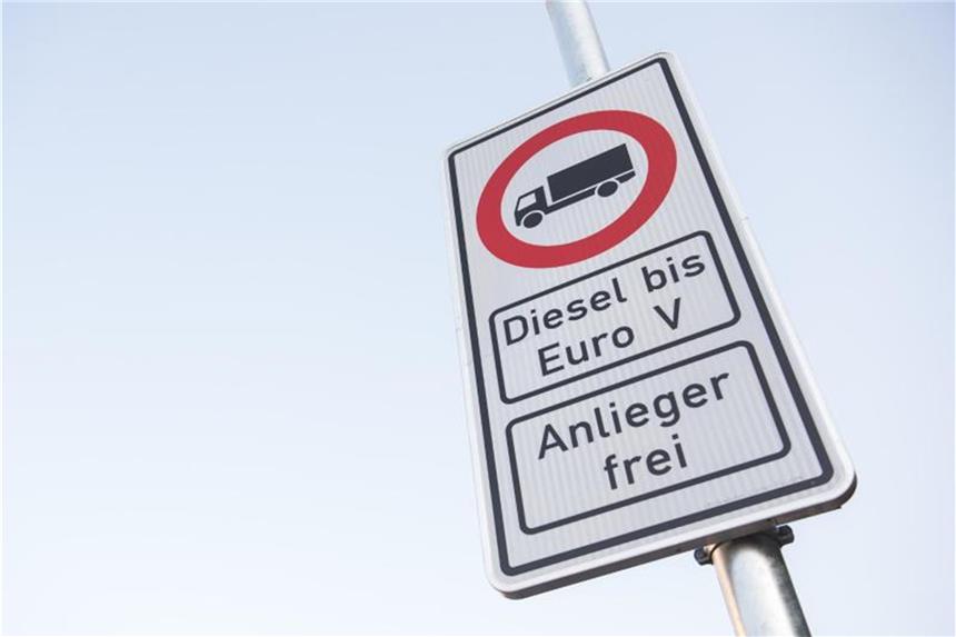 Umwelthilfe beantragt Zwangsvollstreckung von Fahrverbot Ein Fahrverbotsschild für Fahrzeuge mit Diesel-Motor bis Euro5 steht an der Hamburger Stresemannstraße. Foto: Daniel Bockwoldt/Archiv