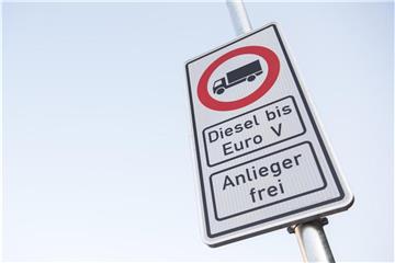 Ein Fahrverbotsschild für Fahrzeuge mit Diesel-Motor bis Euro5 steht an der Hamburger Stresemannstraße. Foto: Daniel Bockwoldt/Archiv