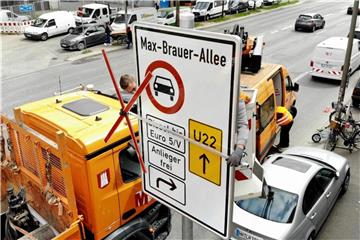 Ein Fahrverbotsschild für Fahrzeuge mit Diesel-Motoren bis Euro 5 wird in Hamburg installiert. Foto: Daniel Bockwoldt