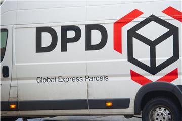 Ein Fahrzeug des Deutschen Paket Dienstes (DPD) fährt durch die Straßen. Foto: Stefan Sauer/Archiv