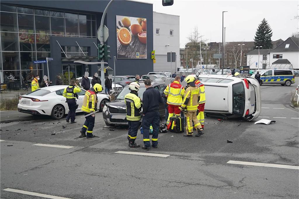 Kollision an der Dortmunder Straße: Verkehrsunfall mit fünf Verletzten verkehrsunfall castrop-rauxel dortmunder straße b235 feuerwehr
