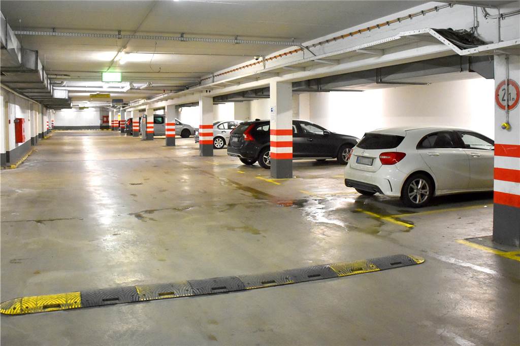 Größe und Zahl der Parkplätze in der Innenstadt macht Sorgen Ein Fahrzeug pro Dreierbox: Die Parkplätze in der Tiefgarage unter der Königstraße sind eng. Das soll zügig verändert werden.