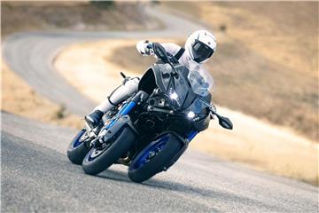 Ein Fall für Drei: Die doppelten Räder der Vorderradaufhängung sollen bei der Yamaha Niken für mehr Grip in Kurven sorgen und ein besseres Bremsverhalten möglich machen. Foto: Alessio Barbanti/Yamaha/dpa-tmn