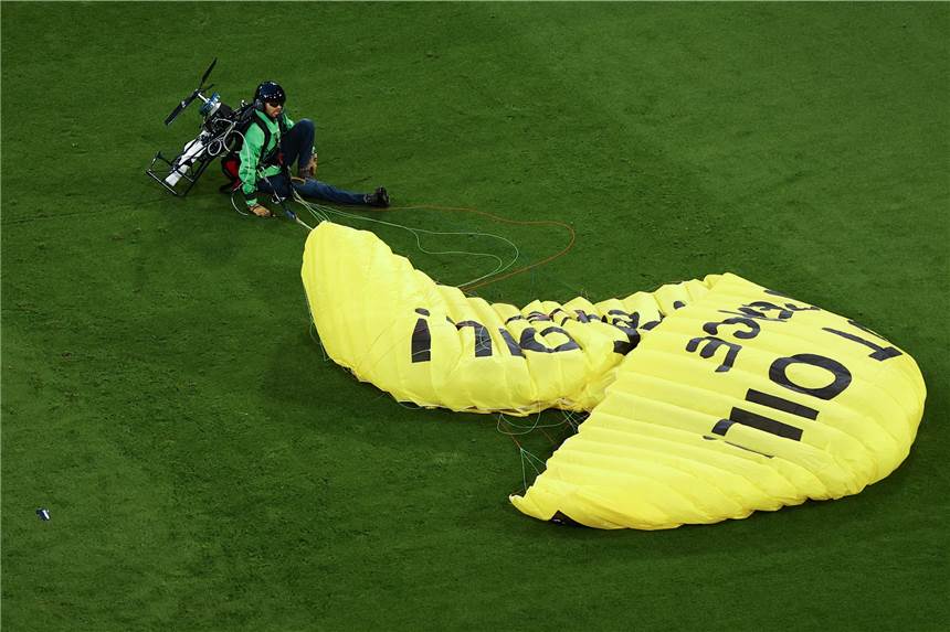 Greenpeace-Flug im Visier der Polizei - Diskussion um Sicherheit bei der EM Ein Fallschirmspringer der Umweltorganisation Greenpeace landete am Dienstag kurz vor 21 Uhr unplanmäßig im Münchener Stadion.