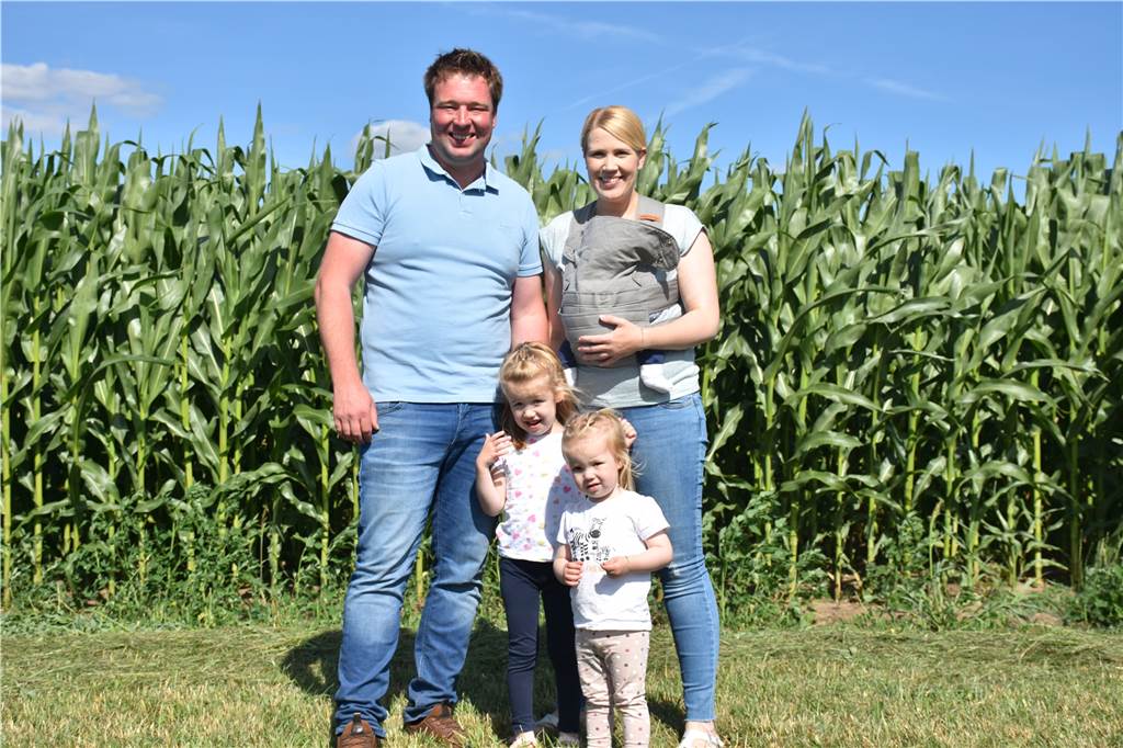 Mit Video: „Los Bambinos“ begeistert vom Bauerngolf in Südlohn - Spaß für Groß und Klein Ein Familienbetrieb durch und durch : Henning und Yvonne Wehling (31), Eltern und Geschwister so wie Antonia (3), Marlene (2) und Friedrich (7 Wochen) sind Teil der großen Familie auf dem Hof.