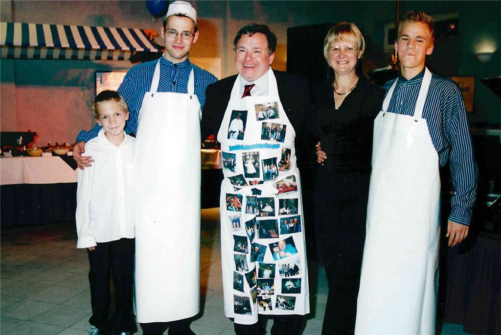 Die drei Stolzenhoff-Brüder setzen auf Familiensinn und gemeinsame Entscheidungen Ein Familienfoto aus früheren Tagen mit (v.l.) Jan, Helmut-Christian, Helmut, Anette und Dennis Stolzenhoff.