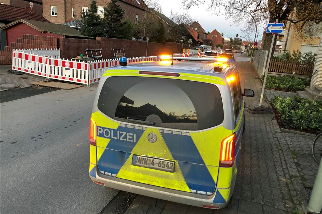 Polizei sucht nach Familienstreit weiterhin nach Mann mit Baseballschläger Ein Familienstreit im Holtkamp löste am Freitagnachmittag, 20. November, einen größeren Polizeieinsatz aus.