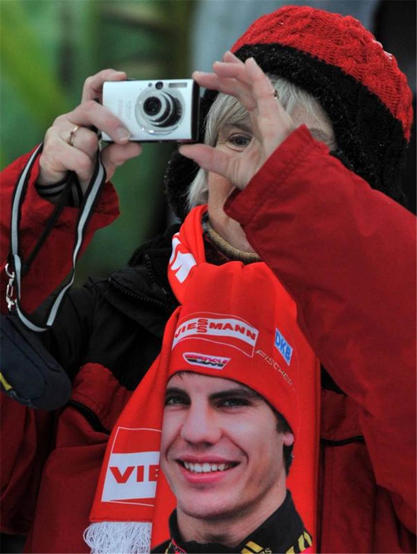 Handbremse gelöst: Peiffer holt ersten Saisonsieg Ein Fan hat ein Foto Arnd Peiffer auf ihrem Schal. Foto: Hendrik Schmidt