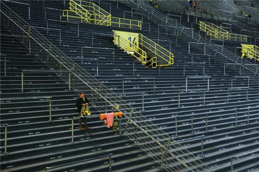 Tausende Fans boykottieren Montagsspiel in Dortmund Ein Fan steht einsam auf der Südtribüne von Dortmund. Foto: Ina Fassbender