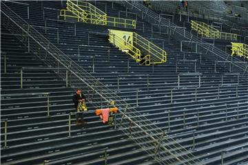 Ein Fan steht einsam auf der Südtribüne von Dortmund. Foto: Ina Fassbender