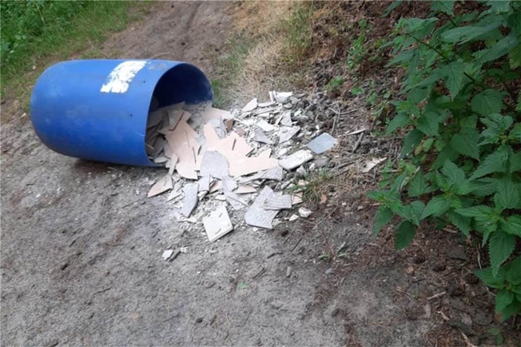 Wilde Müllkippen: Ein stetig wachsendes Problem in der Gemeinde? Fliesen in einem blauen Fass