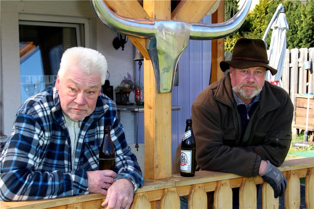 Rückzugsort Kleingarten: „Ich bin gerade jetzt glücklich, dass ich einen Garten habe“ Ein Feierabend-Bier nach getaner Arbeit. Die Westheck-Gärtner Ewald Westhoff (links) und Klaus Braukmann lassen es sich schmecken.