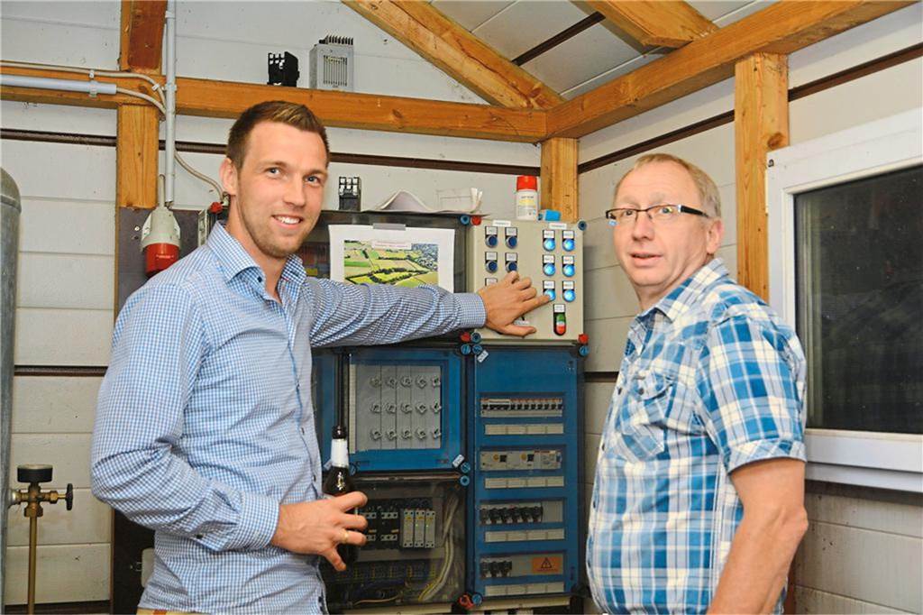 Neue Flutlichtanlage von RWN: Verein muss tausende Euro selbst tragen Ein feierlicher Moment Ende Juli, als RWN-Kapitän Josef Hemker (l.) und Geschäftsführer Andreas Garbe erstmals das neue Flutlicht auf Platz vier einschalten.