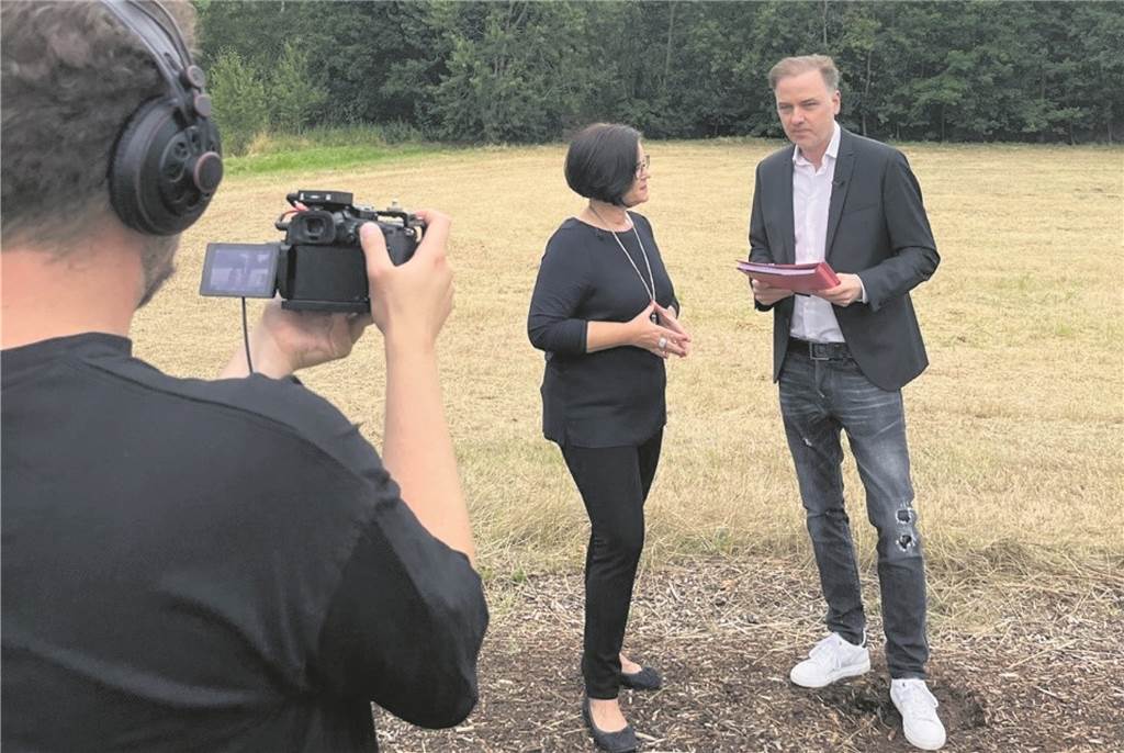 Ein Feld im ländlichen Marl-Sinsen nahe des Autobahnzubringers: Hier drehen wir am Ort des schrecklichen Verbrechens. Im Bild (v.l.) Strafverteidiger Burkhard Benecken, Moderatorin und Redakteurin Carola Wagner und Filmemacher Christian Pozorski.