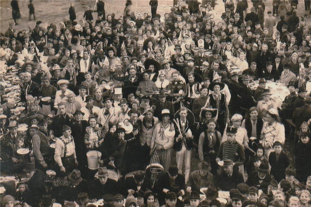 Ein Fest für viele: Mittagessen auf dem Marktplatz 1949.