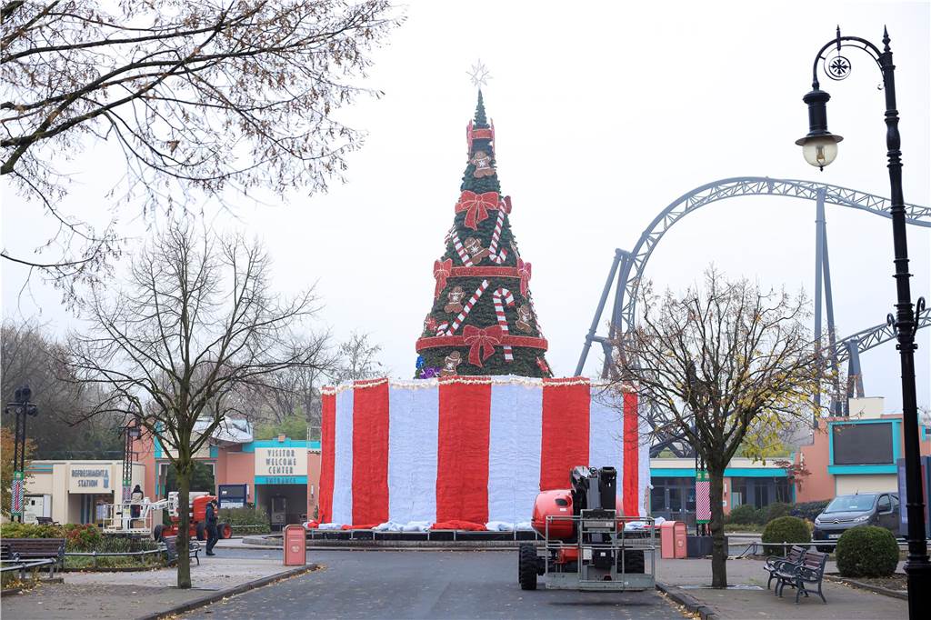 Blick hinter die Kulissen: Movie Park bereitet sich auf Winteröffnung vor Ein festlich-geschmückter und 20 Meter hoher Weihnachtsbaum ragt im Eingangsbereich des Parks empor.