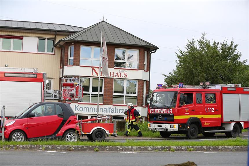 Ein Feuer in der Firma Neuhaus hat am Freitagmorgen 45 Einsatzkräfte der Feuerwehr auf den Plan gerufen. Der Brand in den Büroräumen konnte schnell gelöscht werden. Die starke Rauchentwicklung dagegen hat größere Probleme bereitet. Die betroffenen Räume sind nach Angaben eines Feuerwehrsprechers sehr verrußt.