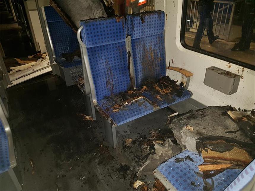 Das ändert sich auf den S-Bahn-Linien 1 und 4 Ein Feuer zerstörte am Freitagmorgen Teile einer Bahn der S3 in Essen.