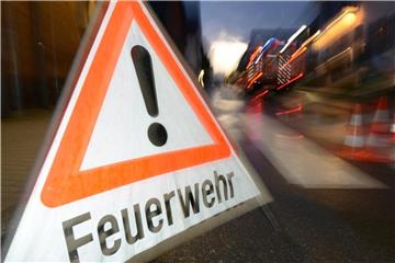 Ein Feuerwehr-Warnschild. Foto: Patrick Seeger/Archiv