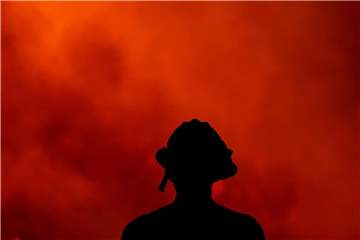 Ein Feuerwehrmann beobachtet das „Holy Fire“ im Cleveland National Forest. 18 Waldbrände lodern derzeit im US-Bundesstaat Kalifornien. Foto: Ringo H.W. Chiu/AP