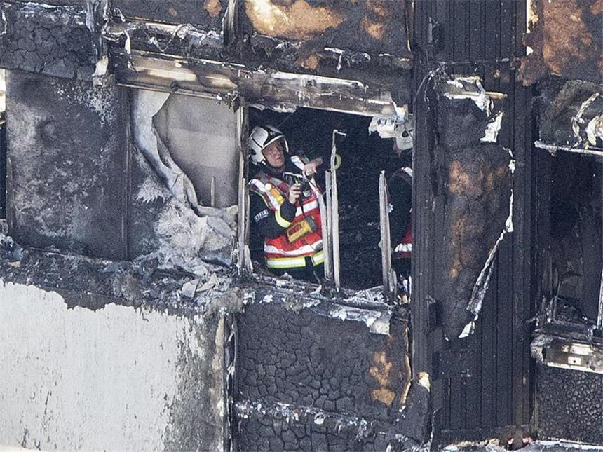 Zwölf Tote bei Feuerdrama in Londoner Hochhaus Ein Feuerwehrmann inspiziert eine Etage des ausgebrannten Hochhauses. Foto: Rick Findler