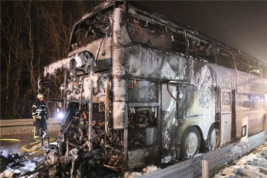 Bus in Brand geraten Ein Feuerwehrmann steht hinter dem ausgebrannten Reisebus auf der Bundesstraße 308 bei Oberreute. Foto: Benjamin Liss, NEWS5
